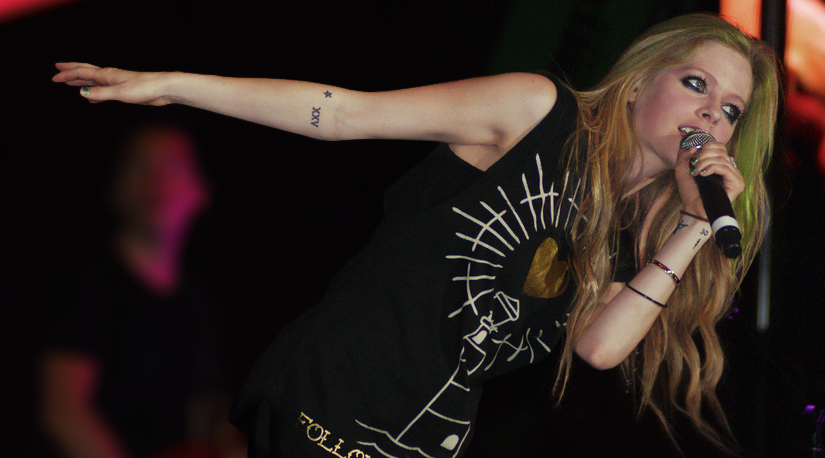 Avril Lavigne streaks her hair in black color